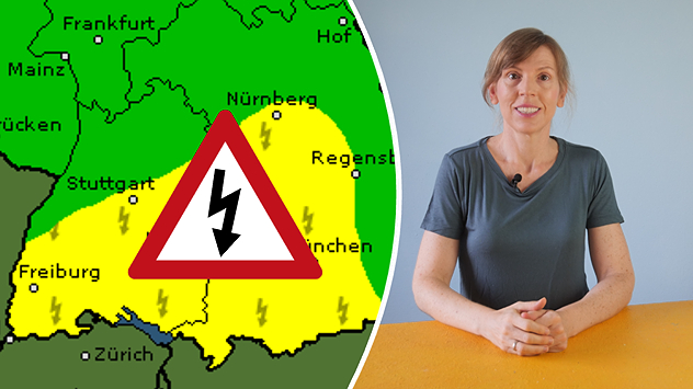 Das Bild zeigt eine Wetterwarnung vor Gewittern in Süddeutschland. Links ist eine Karte mit einem gelb markierten Gebiet und mehreren Blitzsymbolen zu sehen. Davor steht ein großes dreieckiges Warnschild mit schwarzem Blitz. Rechts sitzt eine Frau an einem Tisch und blickt in die Kamera.