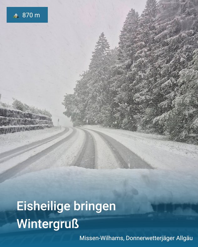 Strada innevata con fitta nevicata nei pressi di Missen-Wilhams, nell'Algovia. Bosco di abeti e carreggiata invernale a 870 metri di altitudine.