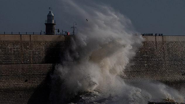 Hohe Wellen treffen auf den Hafen in Folkestone am Ärmelkanal.
