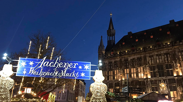 Abends lädt das ruhige Wetter zum Besuch der Weihnachtsmärkte ein.  Glühwein oder Punsch wärmen bei plus 3 bis minus 2 Grad.