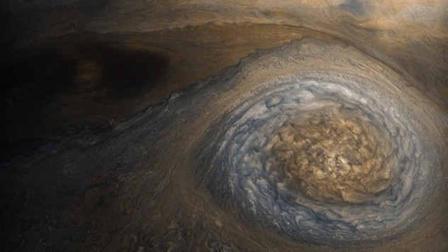 Innerhalb der gigantischen Wolkenpakete des Riesenplaneten bilden sich aber ständig noch weitere große Sturmsysteme oder lösen sich auf.