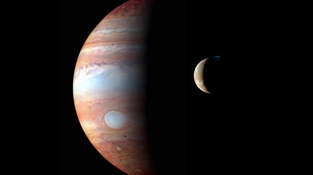  Im Vordergrund sieht man den Vulkanmond Io in natürlichen Farben.