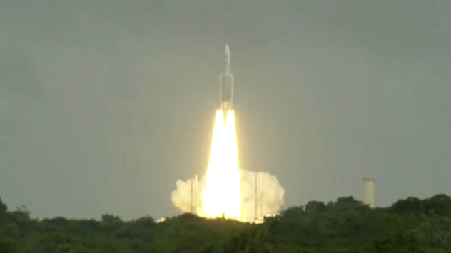 Die Ariane-5-Rakete hebt mit der Raumsonde Juice vom europäischen Weltraumbahnhof in Kourou ab. 