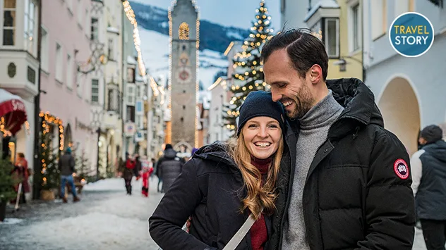 Ein Paar in der festlich beleuchteten Altstadt von Sterzing.