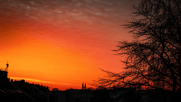 Während der Dämmerung verändern sich die Farben immer wieder mal.