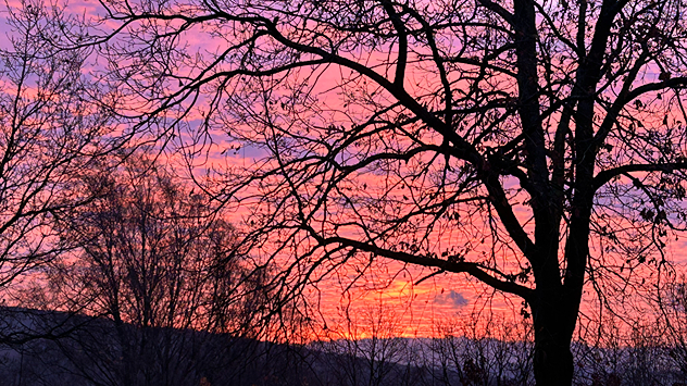 Auch in Witten Bommern, südwestlich von Dortmund, glüht der Horizont.