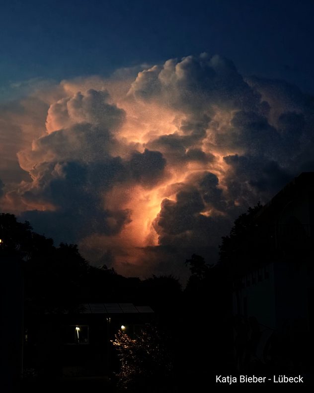 Selbst im hohen Norden, bei Lübeck, lösen Gewitterwolken weithin sichtbares Wetterleuchten aus.