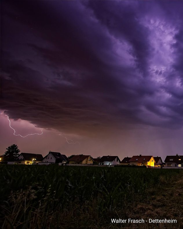 Viele der Blitze sind reine Wolkenblitze, wie hier über dem baden-württembergischen Dettenheim.