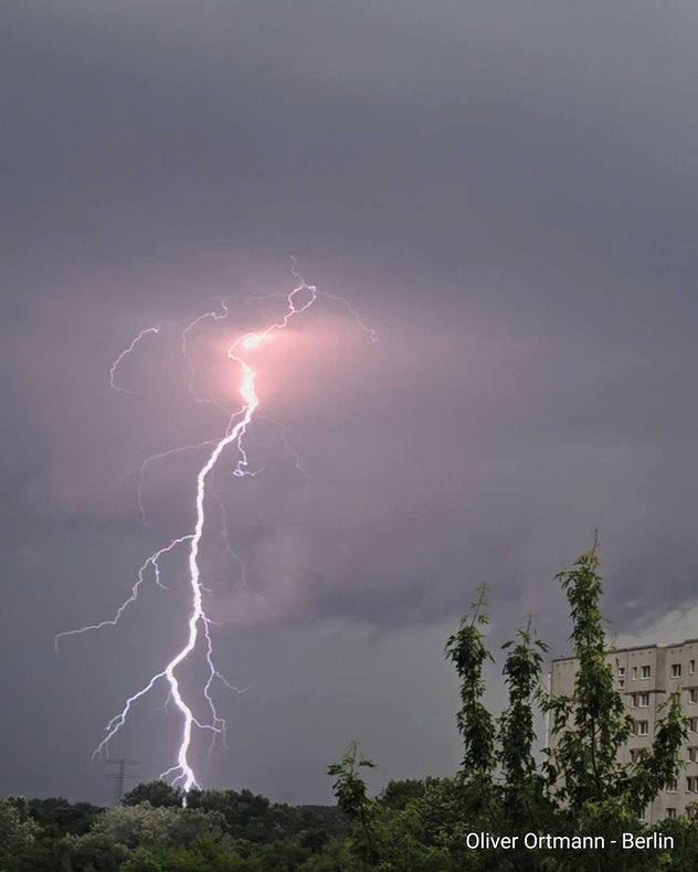 Die enorme Energie der Gewitterluft zeigt sich aber auch in etlichen Erdblitzen, hier ein Einschlag in Berlin.