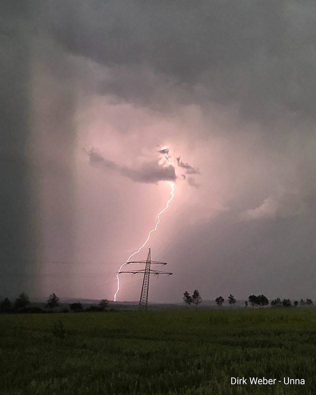 Wie hier im nordrhein-westfälischen Unna hat sich die Hitze der Tage vielerorts in nächtlichen Gewittern entladen.