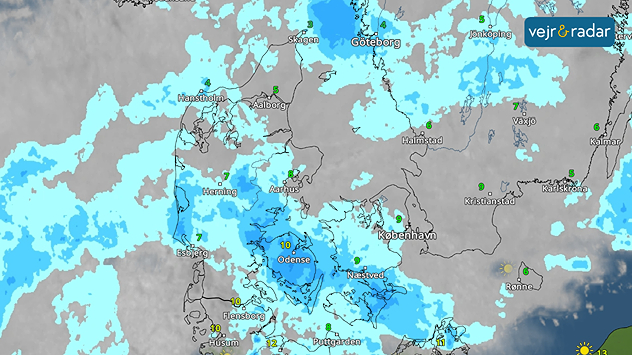 Vejrradar over Danmark med udbredte regnbyger og skyet vejr i store dele af landet.