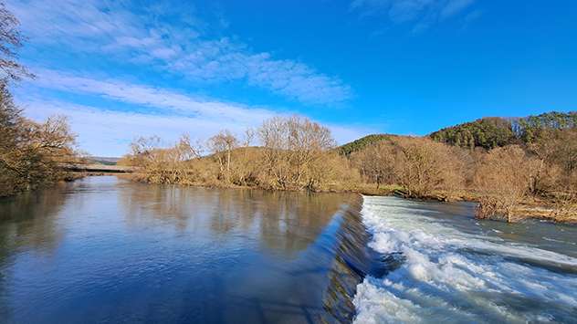 In Battenberg (Eder) in Hessen zieren ein paar harmlose Wolken den Himmel.