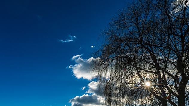 Auch in Udenhausen nördlich von Kassel schieben sich kurzzeitig mal Wolken vor die Sonne.