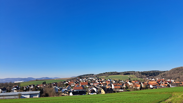 Einen Himmel ohne Wolken gibt es Röddenau zu bestaunen.