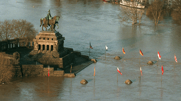 Deutsches Eck überschwemmt.
