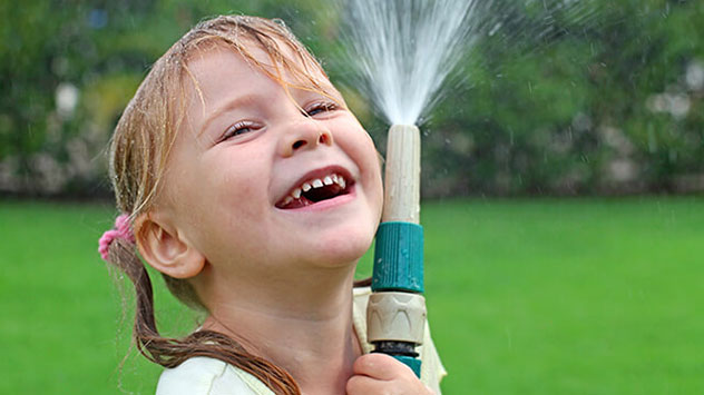 Eine automatische Gartenbewässerung hat viele Vorteile, jedoch ist die manuelle Bewässerung mit dem Gartenschlauch auch ausreichend.
