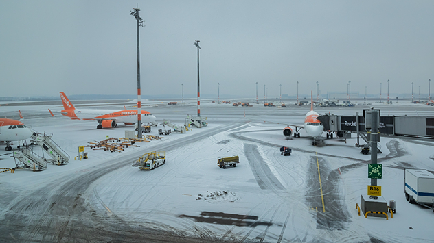 Das Bild zeigt zwei Flugzeuge auf dem Flughafen Berlin bei Winterwetter.