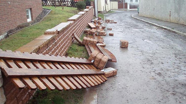 Die Wucht der Böen schleudert ganze Mauerteile auf die Straße.