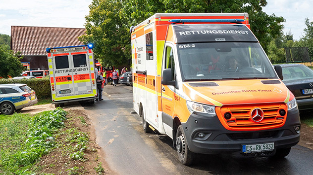 Rettungswagen stehen auf einem Weg