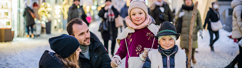 Eine Familie mit zwei Kindern in der verschneiten Altstadt von Sterzing. (c) TG Sterzing / Wisthaler