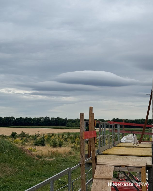 Mehrere übereinanderliegende Linsenwolken über einer Landschaft bei Niederkassel in Nordrhein-Westfalen.
