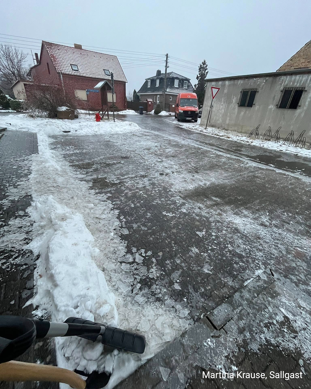 Vollständig vereiste Kreuzung in einem Wohngebiet nach anhaltendem Eisregen.