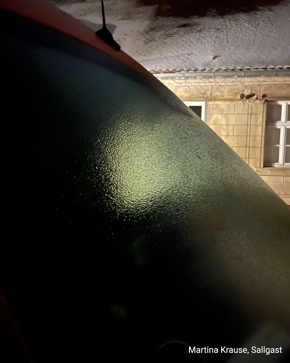 Autoscheibe vollständig mit einer dicken Eisschicht überzogen nach Eisregen.