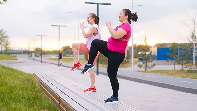 Sport im Freien Step auf Bank