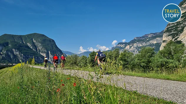 Radler unterwegs auf dem Etschradweg.