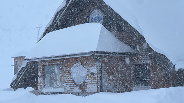 In den Bergen schneit es anhaltend stark, wie hier in am Arlberg.