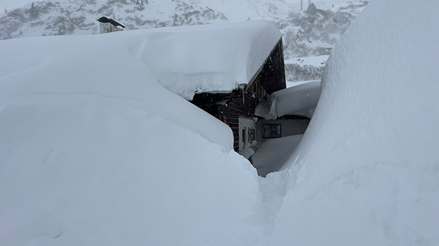 Die Gehwege zu den Häusern sind teilweise komplett eingeschneit.
