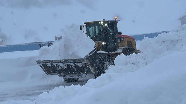 Mit schwerem Gerät werden die Straßen vom vielen Neuschnee befreit.