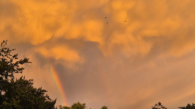 Mammatus-Wolken mit Regenbogen