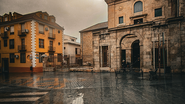 Tras una semana marcada por un intenso movimiento meteorológico, la borrasca Leonardo, seguida de Marta, ha dejado imágenes impactantes de ríos desbordados y paisajes transformados por la lluvia.
