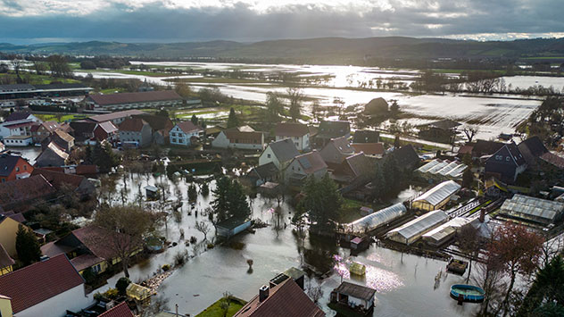 Mehrere Straßen und angrenzende Felder im thüringischen Windehausen stehen unter Wasser.