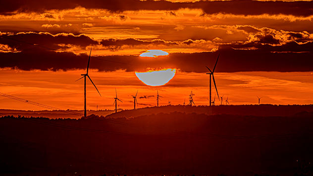 © Heinz-D. Fleck Sonne geht in Nordhessen im gleißenden Licht unter