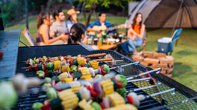 Freunde beim Grillen an einem Sommerabend