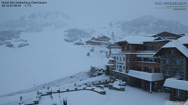 Das Bild zeigt ein Hotel in verschneiter Landschaft.