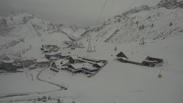 Das Webcambild von St. Christoph am Arlberg zeigt den Bergort im Winterkleid.