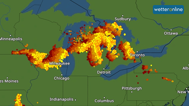 BlitzRadar über den Großen Seen mit vielen Gewittern zwischen USA und Kanada. Dichte Blitzpunkte von Wisconsin bis Ontario sichtbar.