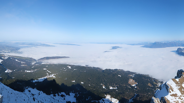 Blick von einem Berg auf das Nebelmeer in den Niederungen