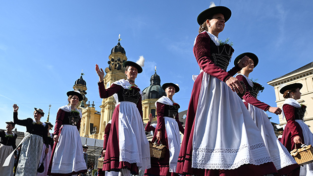 © dpa Ein strahlend blauer Himmel beim Umzug auf dem Oktoberfest in München.