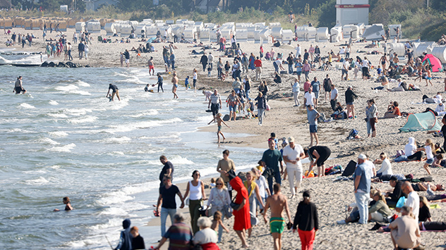 © dpa Bei Sonnenschein und angenehmen Temperaturen sind zahlreiche Besucher am Strand von Timmendorfer Strand unterwegs