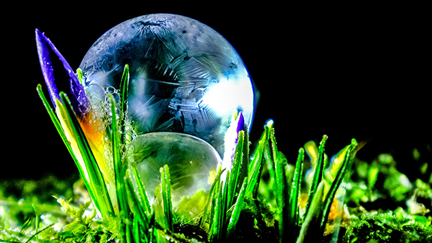 Die Temperaturen sinken vielerorts unter den Gefrierpunkt. Genau die richtige Zeit, um gefrorene Seifenblasen herzustellen