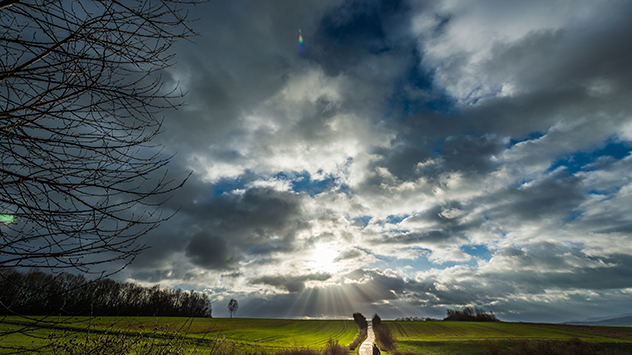 Immer wieder ziehen Regenschauer durch. Ein Spiel aus Licht und Schatten findet vielerorts am Himmel statt. 