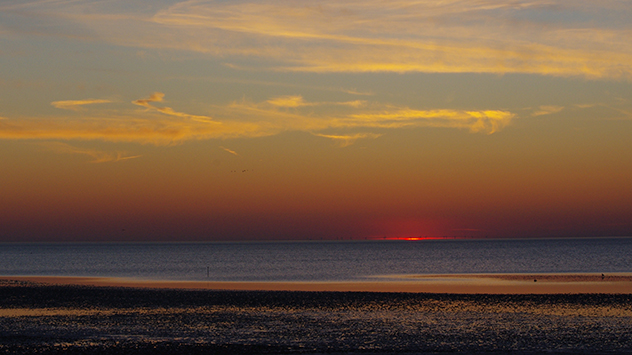 Wenn die Wolken in den Abendstunden nicht zu dicht sind, lassen sich farbenfrohe Sonnenuntergänge genießen. 