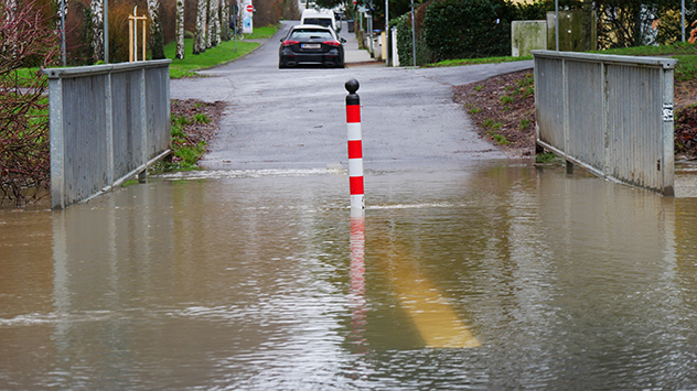 Die Auswirkungen der tagelangen Regenfälle sind zur Monatsmitte auch deutlich zu sehen. Viele Bäche und Flüsse führen Hochwasser.