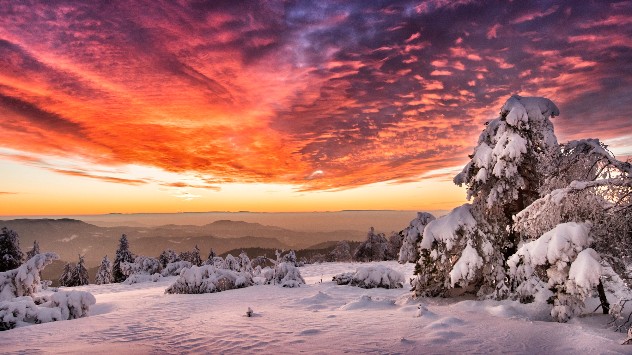 Schneelandschaft und Sonnenuntergang