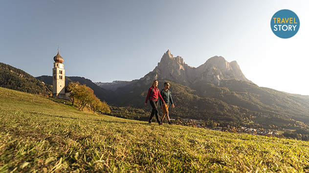 Herbstliche Wanderung auf der Seiser Alm mit Blick auf die Dolomiten.