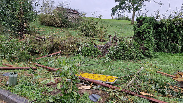 Selbst ein Straßenschild wurde komplett herausgerissen und auf eine Wiese geschleudert. 